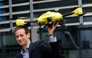 Opis: Alec Momont i jego dron ratowniczy z wbudowanym defibrylatorem